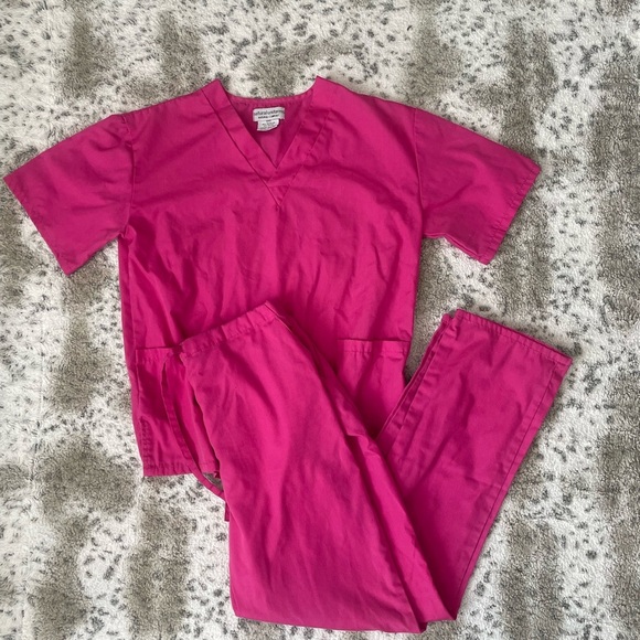 Hot pink scrubs - Picture 2 of 3